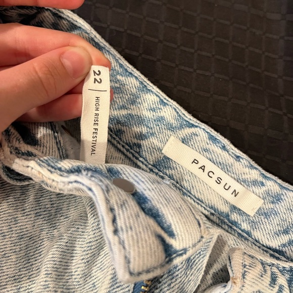 Light blue denim shorts with frayed hem/Size 22 (000) high rise - Picture 3 of 3